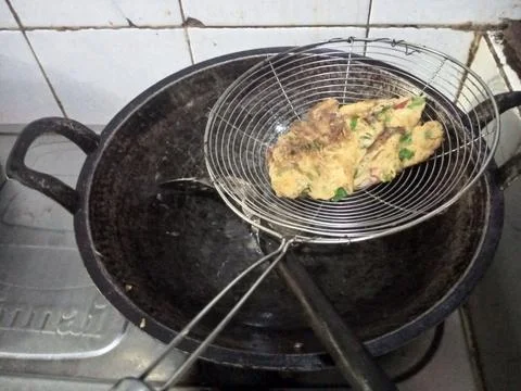 Close-up of a scramble egg being fried in a traditional cast iron wok. Foto stock