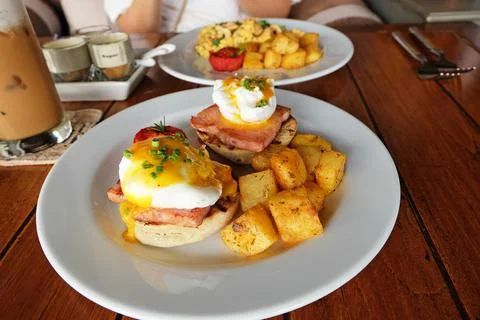 Close up scrambled and eggs benedict Stock-Fotos