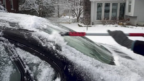 Close Up Scrapping Ice from Rear Windshield Vídeos de archivo 147694093