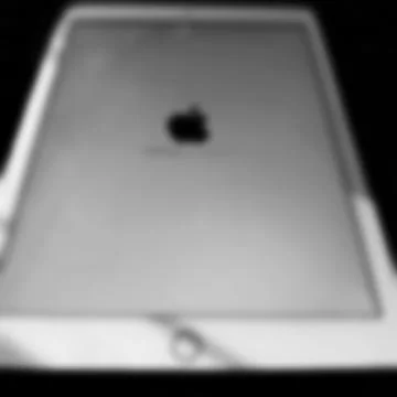 Close-up screen, apple logo on iPad Air 2 during the booting process. Stock-Fotos