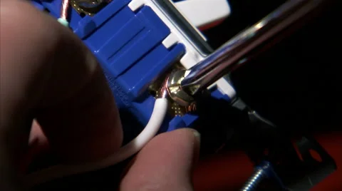 Close up of a screw being turned over a wire. Vídeo Stock 52326342
