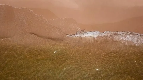 Close up sea splashing with soft waves rushing on sandy beachline Vídeos de archivo 136217598