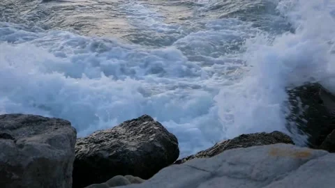 Close-up of the sea wave hitting the rocks 스톡 동영상 141697289