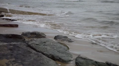 Close up sea waves breaks on rocks in shore. 库存影片 258562259