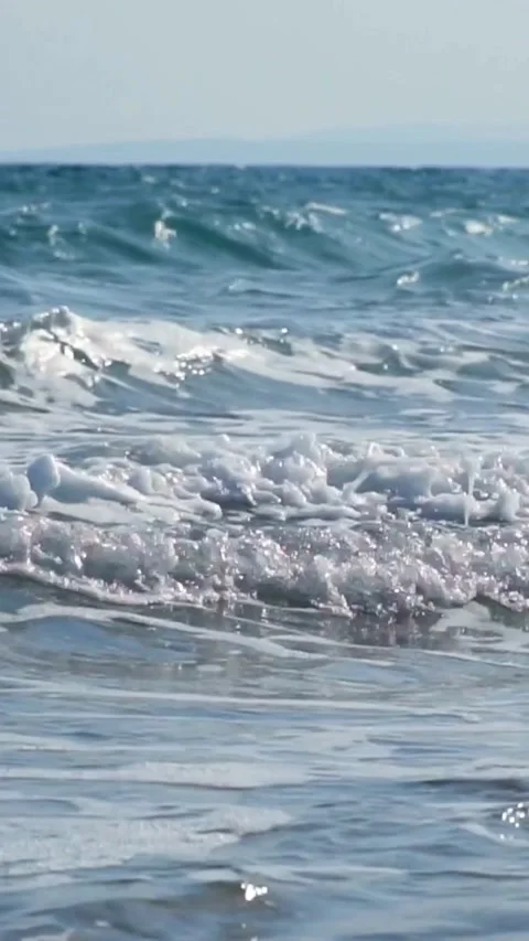 Close up of sea waves crashing on sandy beach Stock-Footage 334169593