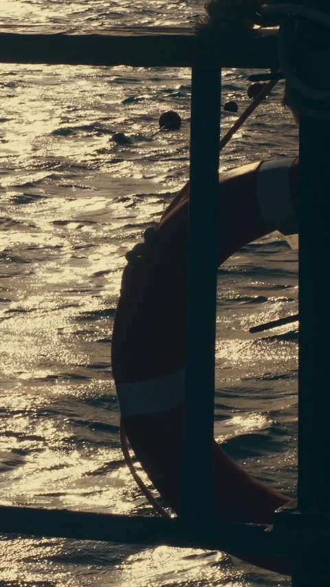 Close-up, sea waves at sunset, in the rays of soft sunlight. glare on the water. 库存影片 318073696