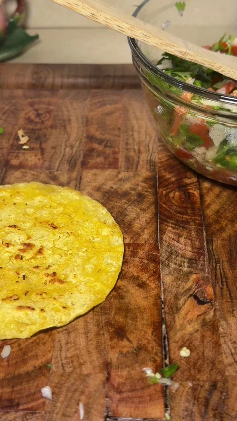 Close up seared corn tortillas by fresh Pico salsa Vidéo 332808001