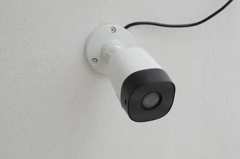 Close-up of a security camera strategically positioned on the balcony. Tire.. 库存照片