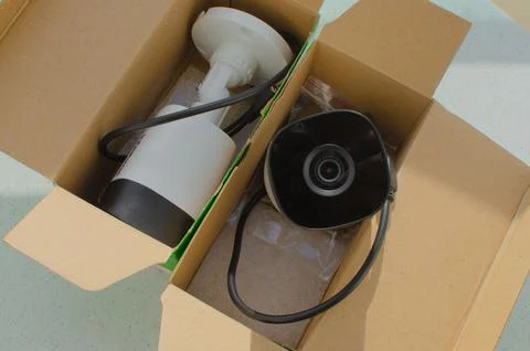 Close-up security cameras inside the box, ready to be installed. Ensure eff.. 库存照片