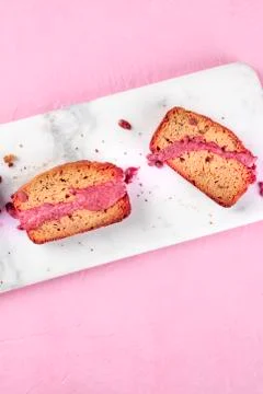 A close-up of a seed cake with ruby chocolate, shot from the top on a pink 스톡 사진