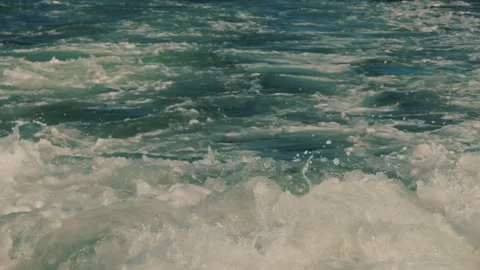 Close-up seething wake with foam and spray from boat motor. Turbulent flow from Vidéo 327611624