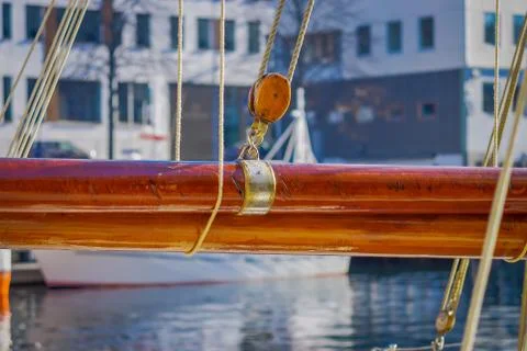 Close up of selective focus of ropes around mast support boom on boat in port of Stock-Fotos