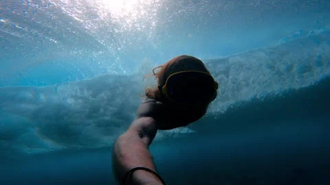 Close Up Selfie Of Man In Yellow Mask Swimming Under Breaking Ocean Wave Tube Vídeos de archivo 337016608