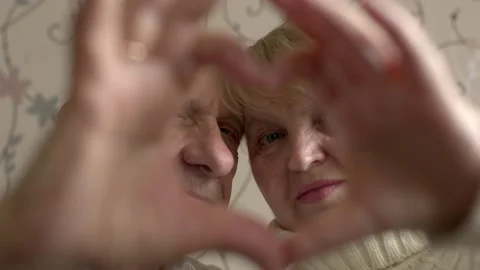 Close up of senior beautiful couple doing heart shape with hands Vídeo Stock 145280184