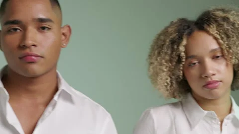Close-up of a serious young man in a studio looking directly at the camera 库存影片 325783811