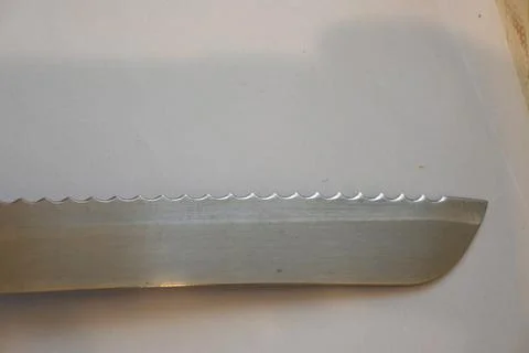 Close-up of a serrated bread knife blade Stockfoto's