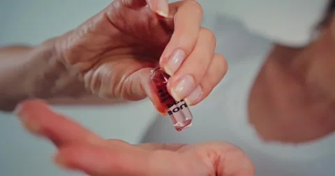 Close-Up of Serum Application on Hand in Beauty Setting Vídeo Stock 323614906