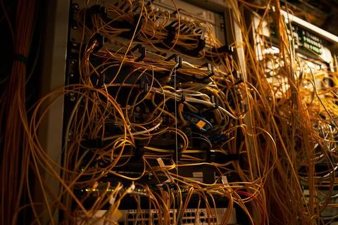 Close-Up of Server Rack with Tangled Cables in Data Center Foto stock
