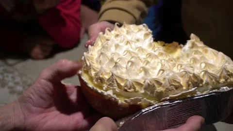 Close-up serving a lemon pie with knife Vidéo 157821494