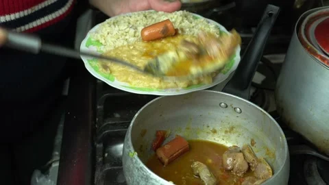 Close-up serving pallares stew on a plate with rice. Typical Peruvian food made  Vidéo 139831955