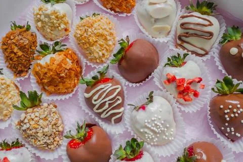 Close up: set of fresh chocolate covered strawberries Fotos de archivo