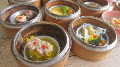 Close up of set steamed dim sum dumplings in basket, chinese traditional food Stock-Fotos