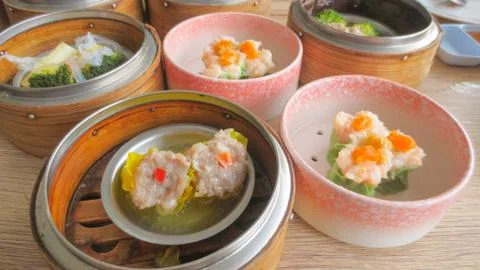 Close up of set steamed dim sum dumplings in basket, chinese traditional food Stock-Fotos