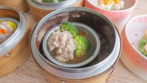 Close up of set steamed dim sum dumplings in basket, chinese traditional food Stock-Fotos