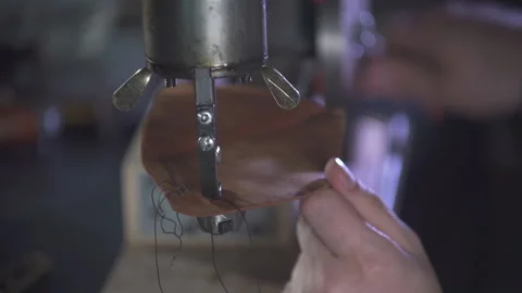 Close-up Sewing Machine Needle in Motion. Tailor master in factory of clothes. Vidéo 130215860