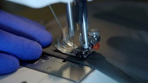 Close-up of sewing machine needle rapidly moves up and down. Foto stock