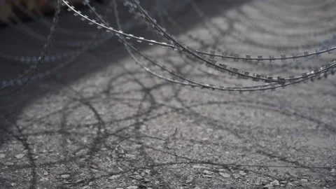 Close-up shadow of razor barbed wire barricade. Vídeos de archivo 158135408