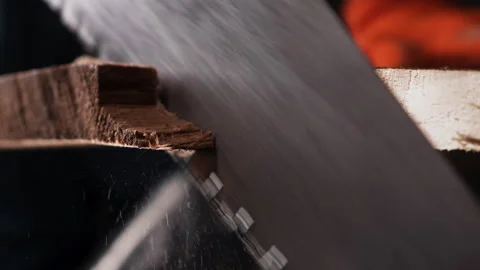 Close up of sharp hand saw blade cutting through wooden timber plank in Vídeos de archivo 329111580