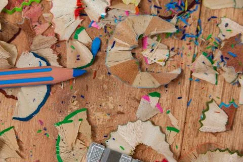 Close-up of sharpener and colored pencil with shavings Stock-Fotos