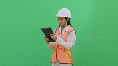 Close-up Shocked Engineer upon Tablet Notification 스톡 동영상 331152704