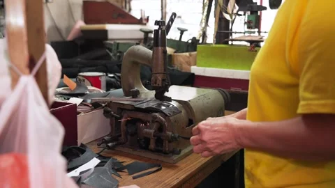 Close-up of shoe sskiving machine, showing industrial tools, craftsmanship 库存影片 333889040
