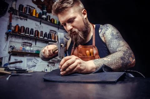 Close up of a shoemaker man working with leather Foto stock