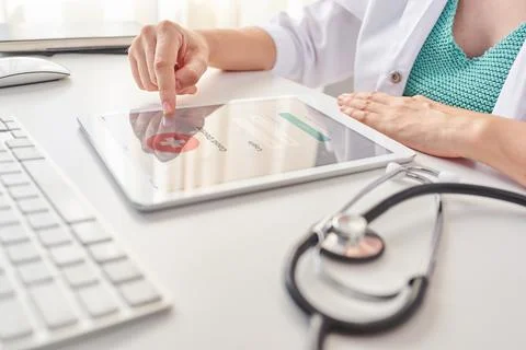 Close up shoot of a doctor's hands using a digital tablet Foto stock