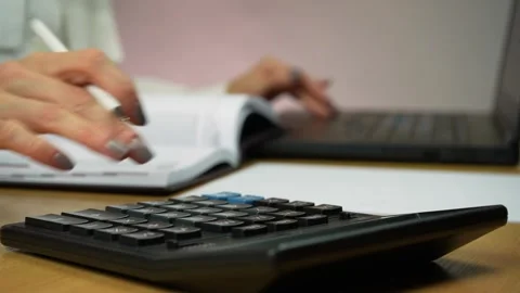 Close up shoot of female hand doing calculations and taking notes. Stock-Footage 241731782