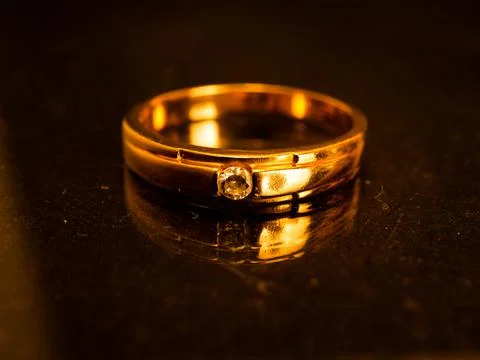 Close up shoot of gold wedding ring with beautiful diamond Foto stock