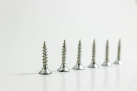Close shoot of multiple screws on white blurry background Foto stock