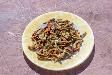 Close shoot of string beans dried under the sunlight on the plate Foto stock