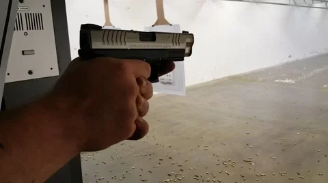 Close up of shooting handgun Vídeos de archivo 61270789