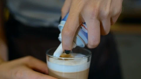 Close up shot of adding whipping cream on the top of cappuccino Vidéo 108579478