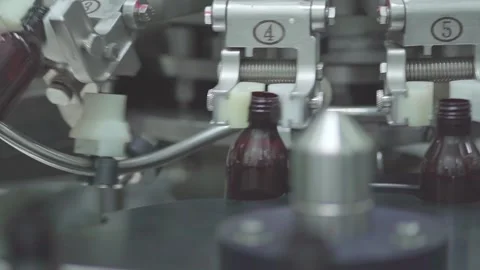 Close-Up Shot of Advanced Liquid Bottling Preparation Machinery in Action Vídeos de archivo 340600815