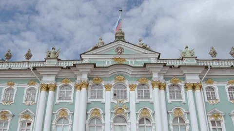 Close shot of beautiful Facade of the State Hermitage and flag in the summer day Vídeo Stock 136494716