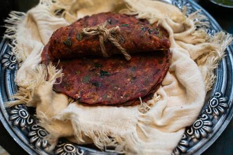 Close up shot of Beetroot methi paratha in a silver plate. Foto stock