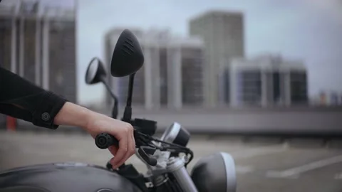 Close-up shot of biker hand twisting motorbike throttle at the top of parking Vídeo Stock 162855393