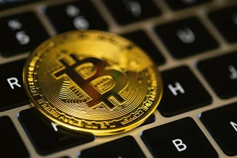 Close up shot of a Bitcoin Coin on a computers keyboard. Stockfoto's