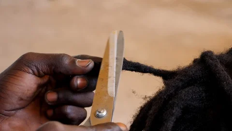 Close shot of black hand cutting hair from dreadlock with scissors 스톡 동영상 116274557