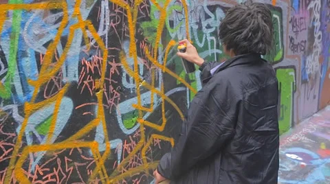 Close shot of Boy doing  live graffiti at Hosier and Rutledge lane. Stock Footage 36804427